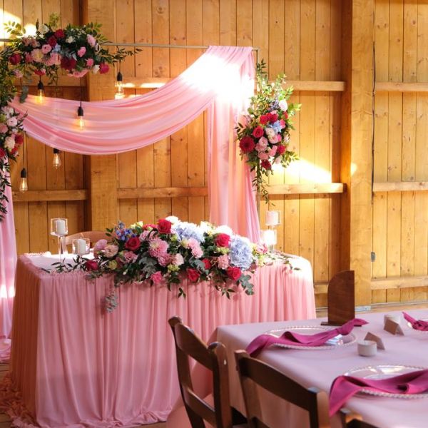 KOD 670<br><strong>MATERIAŁ RÓŻOWY</strong><br>Wymiary: 140 x 600 cm<br>Ilość na stanie: 1</strong><br><strong>Cena wypożyczenia:  40 zł</strong>