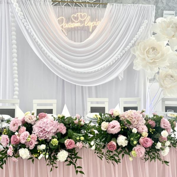 KOD 673<br><strong>MATERIAŁ BIAŁY FALA</strong><br>Wymiary: 140 x 400 cm<br>Ilość na stanie: 1</strong><br><strong>Cena wypożyczenia:  50 zł</strong>