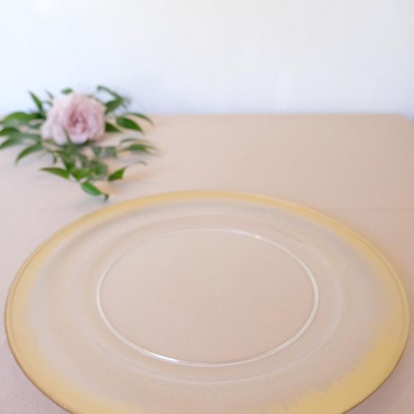 KOD 274<br><strong>PODTALERZ TRANSPARENTNY ZŁOTY RANT</strong><br>Wymiary: 33 cm<br><strong>Ilość na stanie: 30</Strong><br><strong>Cena wypożyczenia: 3 zł</strong>