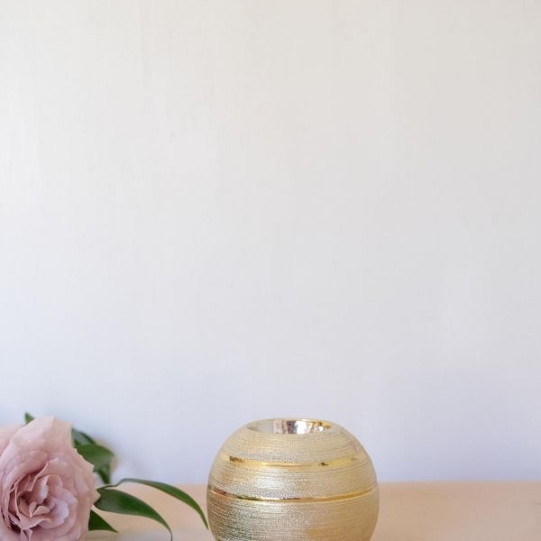 KOD 119<br><strong>ŚWIECZNIK ZŁOTY KULA</strong><br>Wymiary: H 10 cm <br>Ilość na stanie: 12<strong><br>Cena wypożyczenia: 4 zł</strong>