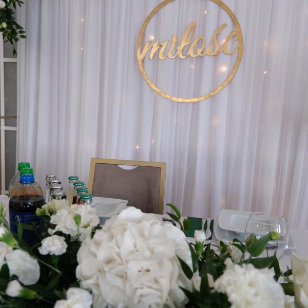 KOD 708<br><strong>NAPIS MIŁOŚĆ</strong><br>Wymiary: 70 cm<br>Ilość na stanie: 1</strong><br><strong>Cena wypożyczenia:  15 zł</strong>