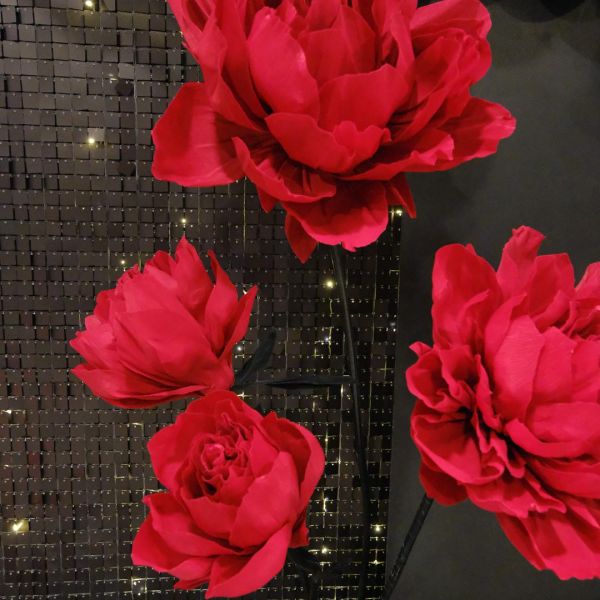 KOD 703<br><strong>KWIATY GIGANTY BORDOWE 3 szt</strong><br> w zestawie z podstawą<br>Wymiary: duży, średni, pąk<br>Ilość na stanie: 2 komplety*</strong><br><strong>Cena wypożyczenia:  150 zł</strong><br> możliwa większa ilość