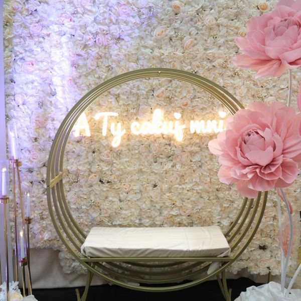 KOD 702<br><strong>KWIATY GIGANTY  RÓŻOWE 3 szt</strong><br> w zestawie z podstawą<br>Wymiary: duży, średni, pąk<br>Ilość na stanie: 2 komplety*</strong><br><strong>Cena wypożyczenia:  150 zł</strong><br> możliwa większa ilość