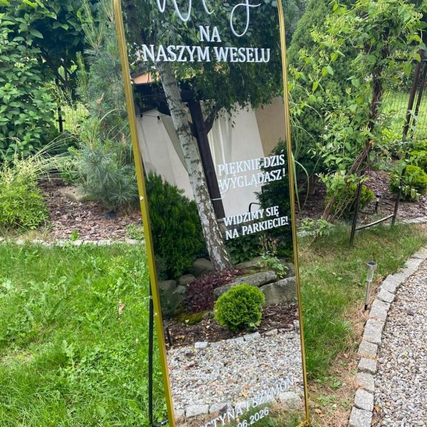 KOD 440<br><strong>LUSTRO ZŁOTE<br> półokrągłe</strong><br>Wymiary: 60 x 170 cm<br><strong>Ilość na stanie: 1</Strong><br><strong>Cena wypożyczenia: 170 zł</strong>