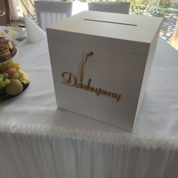 KOD 566<br><strong> SKRZYNKA BIAŁA DREWNIANA </strong><br> Wymiary: 29 x 25 x 30 cm<br>Ilość na stanie: 2</strong><br><strong>Cena wypożyczenia:  20 zł</strong>