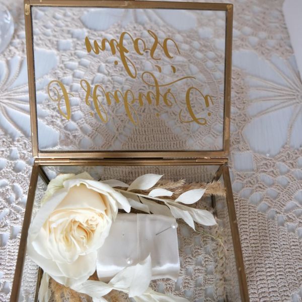 KOD 423<br><strong>KASETKA I ślubuję Ci</strong><br> Wymiary: 13 x 10 x 5 cm<br>Ilość na stanie: 1</strong><br><strong>Cena wypożyczenia:  15 zł</strong>