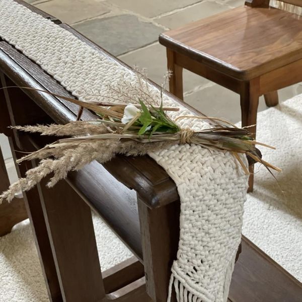 KOD 666<br><strong>DEKORACJA KLĘCZNIKA<br>MAKRAMA</strong><br>Wymiary: 12 x 360 cm<br>Ilość na stanie: 1</strong><br><strong>Cena wypożyczenia:  20 zł</strong>