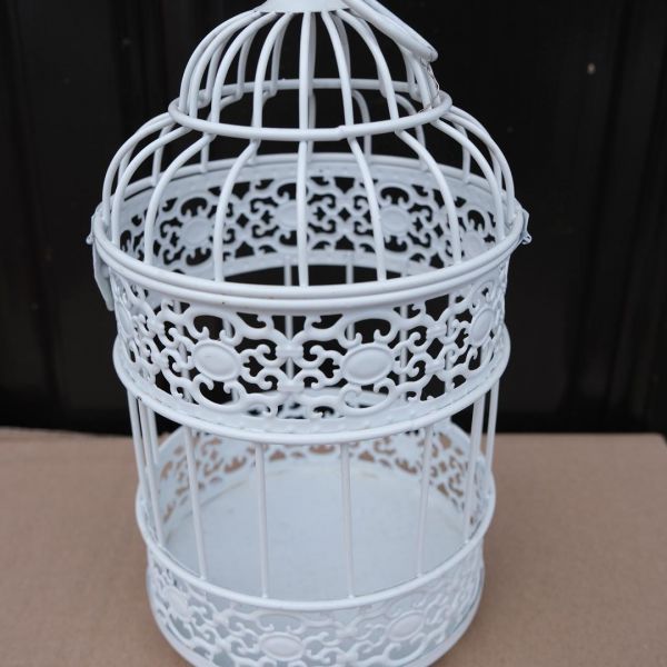 KOD 634<br><strong>KLATKA AŻUROWA</strong><br>Wymiary:25 h x 15 cm<br>Ilość na stanie: 8<strong><br>Cena wypożyczenia: 5 zł</strong>