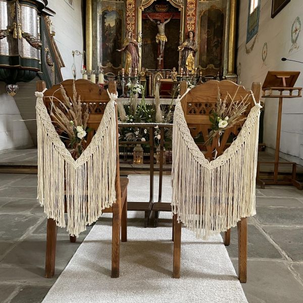 KOD 667<br><strong>DEKORACJA KRZESEŁ<br>MAKRAMA</strong><br>Ilość na stanie: 4</strong><br><strong>Cena wypożyczenia:  20 zł</strong>