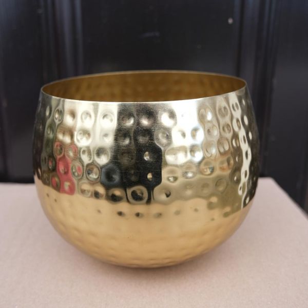 KOD 534<br><strong>OSŁONKA ZŁOTA METALOWA</strong><br>Wymiary: 13 h cm <br>Ilość na stanie: 10<strong><br>Cena wypożyczenia: 8 zł</stron