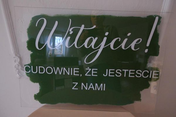 KOD 480<br><strong>TABLICA POWITALNA <br>zielona</strong><br>Wymiary: 50 x 70 cm<br><strong>Ilość na stanie: 1</Strong><br><strong>Cena wypożyczenia: 20 zł</strong>