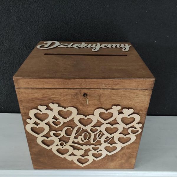 KOD 561<br><strong> SKRZYNKA  DRWNIANA </strong><br> Wymiary: 29 x 25 x 30 cm<br>Ilość na stanie: 1</strong><br><strong>Cena wypożyczenia:  20 zł</strong>