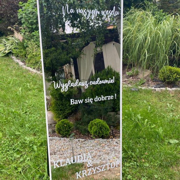 KOD 441<br><strong>LUSTRO BIAŁE<br> półokrągłe</strong><br>Wymiary: 50 x 160 cm<br><strong>Ilość na stanie: 1</Strong><br><strong>Cena wypożyczenia: 150 zł</strong>