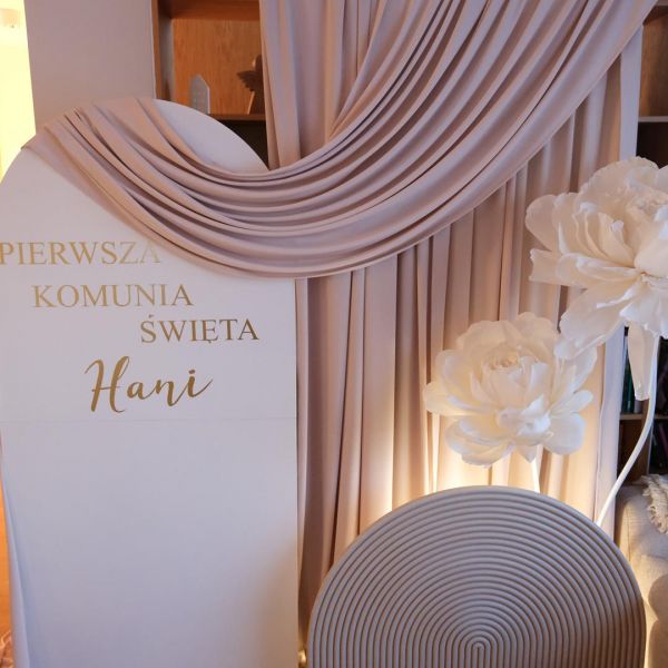 KOD 250<br><strong>ŚCIANKA SKŁADANA <br>biała</strong><br>Wymiary: 100 x 180 <br><strong>Ilość na stanie: 1</Strong><br><strong>Cena wypożyczenia: 100 zł </strong>