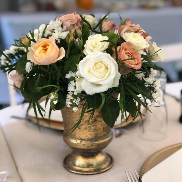 KOD 532<br><strong>OSŁONKA ZŁOTA METALOWA</strong><br>Wymiary: 16 h cm <br>Ilość na stanie: 14<strong><br>Cena wypożyczenia: 10 zł</strong>