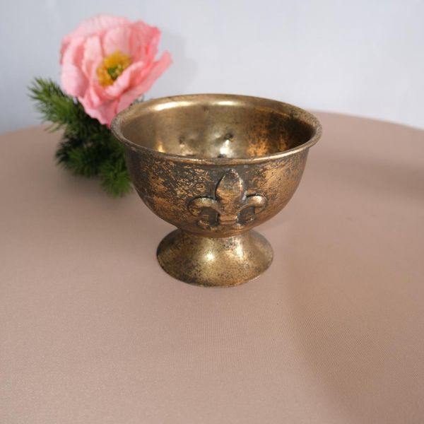 KOD 533<br><strong>OSŁONKA METALOWA</strong><br>Wymiary: 16 h cm <br>Ilość na stanie: 11<strong><br>Cena wypożyczenia: 7 zł</strong>