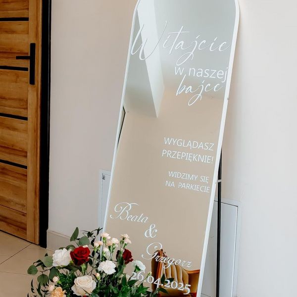 KOD 475<br><strong>LUSTRO POWITALNE BIAŁE</strong><br>Wymiary: 50 x 160 cm<br><strong>Ilość na stanie: 1</Strong><br><strong>Cena wypożyczenia: 150 zł</strong>