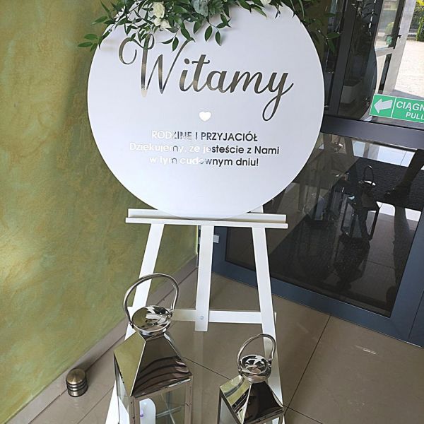 KOD 472<br><strong>TABLICA KOŁO-SREBRNY NAPIS</strong><br>Wymiary: 70 cm<br><strong>Ilość na stanie: 1</Strong><br><strong>Cena wypożyczenia: 25 zł</strong>