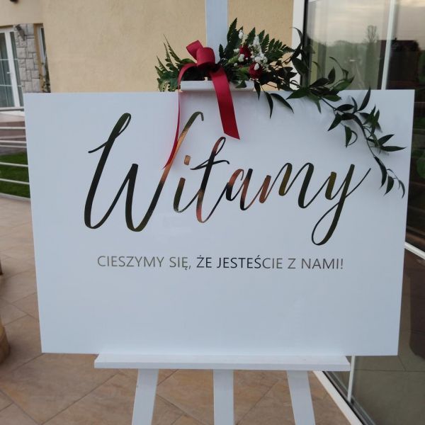 KOD 471<br><strong>TABLICA POWITALNA</strong><br>Wymiary: 50 x 50 cm<br><strong>Ilość na stanie: 1</Strong><br><strong>Cena wypożyczenia: 20 zł</strong>