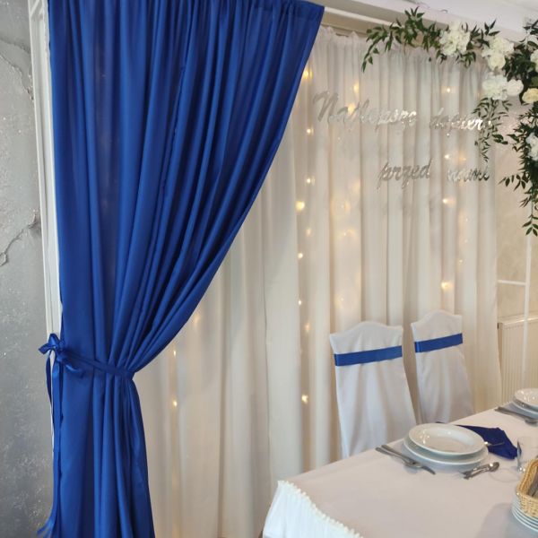 KOD 672<br><strong>MATERIAŁ GRANATOWY</strong><br>Wymiary: 140 x 600 cm<br>Ilość na stanie: 1</strong><br><strong>Cena wypożyczenia:  40 zł</strong>