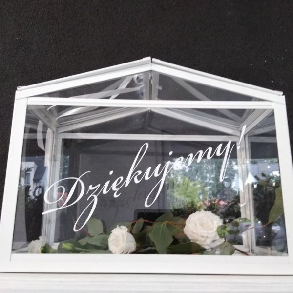 KOD 565<br><strong> SKRZYNKA  SZKLARNIA</strong><br> Wymiary: 45 x 35 x 22 cm<br>Ilość na stanie: 1</strong><br><strong>Cena wypożyczenia:  25 zł</strong>