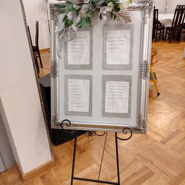 KOD 457<br><strong>TABLICA SREBRNO-BIAŁA</strong><br>Wymiary: 70 x 90 cm<br><strong>Ilość na stanie: 1</Strong><br><strong>Cena wypożyczenia: 25 zł</strong>