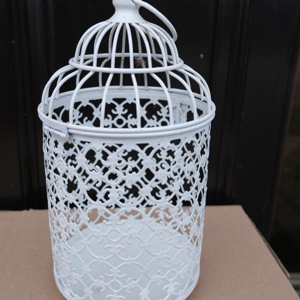 KOD 635<br><strong>KLATKA AŻUROWA PEŁNA</strong>><br>Wymiary:25 h x 12 cm<br>Ilość na stanie: 8<strong><br>Cena wypożyczenia: 5 zł</strong>