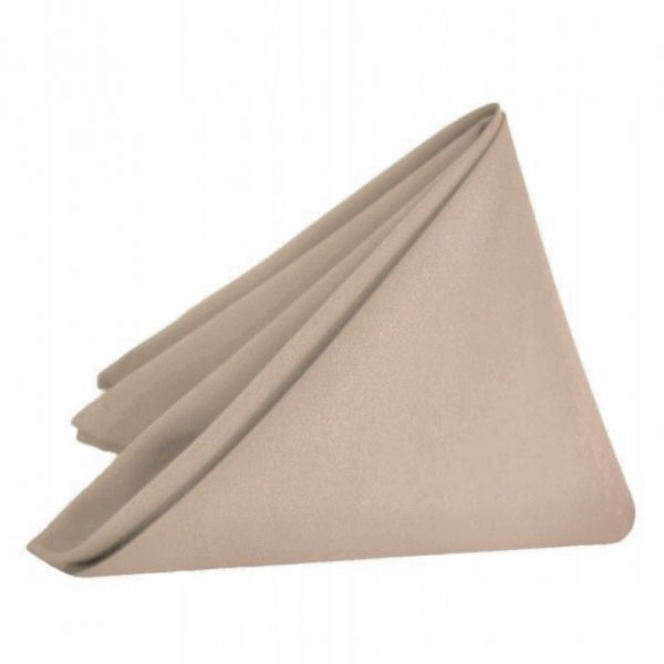 KOD 396<br><strong>SERWETKA KOLOR BEŻOWY</strong><br>Wymiary: 40 cm x 40 cm<br>Ilość na stanie: 50 szt *<br> możliwa większa ilość<strong><br>Cena wypożyczenia: 2 zł</strong>