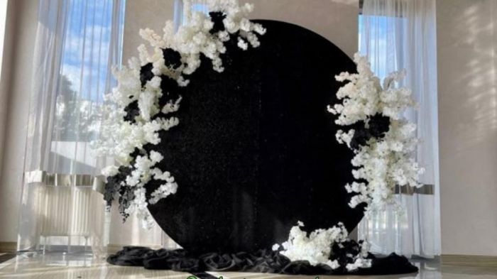 KOD 222<br><strong>POKROWIEC CZARNY KOŁO</strong><br>Wymiary: 200 cm<br><strong>Ilość na stanie: 1</Strong><br><strong>Cena wypożyczenia: 30 zł</strong><br>komplet: stelaż + pokrowiec -150 zł