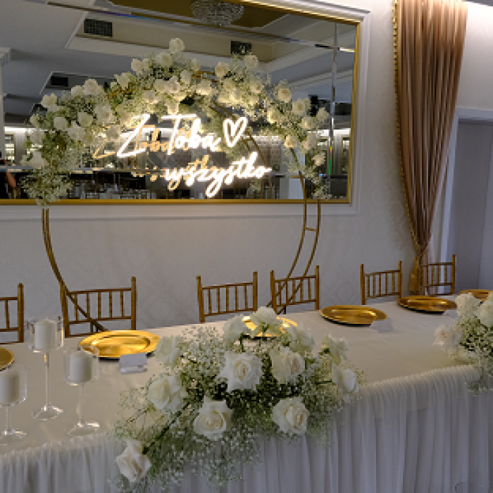 <strong>LEDON<br>Z tobą wszystko</strong><br>wymiary: 55 cm x 115 cm<br><strong>Cena wypożyczenia: 250 zł</strong>