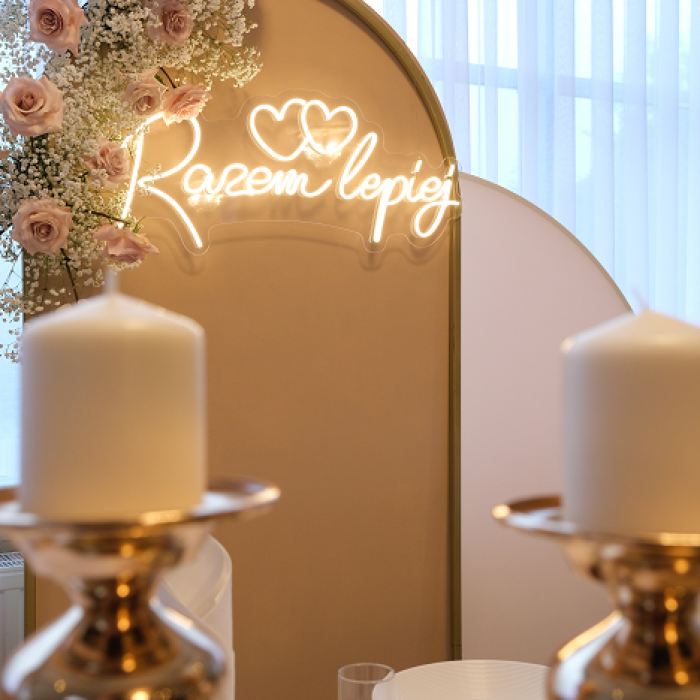 <strong>LEDON<br>Razem lepiej</strong><br>wymiary: 87 cm x 38 cm<br><strong>Cena wypożyczenia: 250 zł</strong>