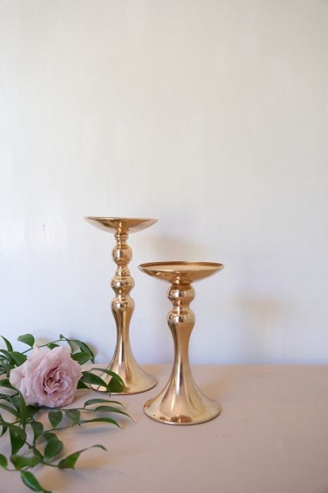 KOD 062<br><strong>ŚWIECZNIK ZŁOTY GLAMUR</strong><br>Wymiary: 28 cm<br>Ilość na stanie: 12*<br>*możliwa większa ilość<strong><br>Cena wypożyczenia: 10 zł</strong>