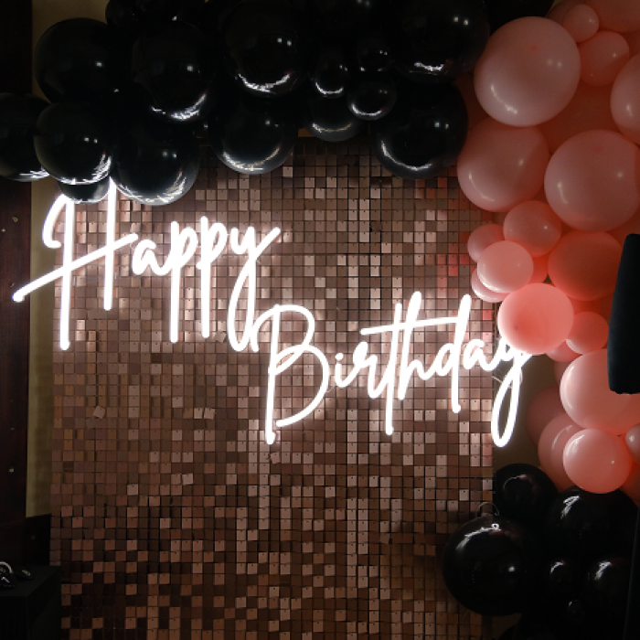 <strong>LEDON<br>Happy Birthday<br></strong>wymiary: 75 cm x 75 cm<br><strong>Cena wypożyczenia: 250 zł</strong>