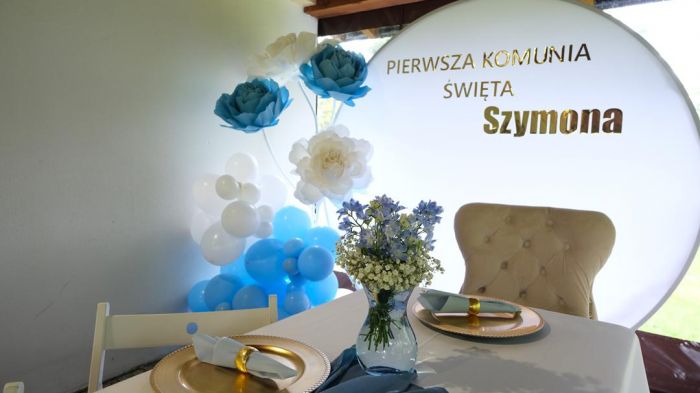 </strong>KOD 220<br><strong>POKROWIEC BIAŁY KOŁO</strong><br>Wymiary: 200 cm<br><strong>Ilość na stanie: 1</strong><br>Cena wypożyczenia: 30 zł</strong><br>komplet: stelaż + pokrowiec -150 zł