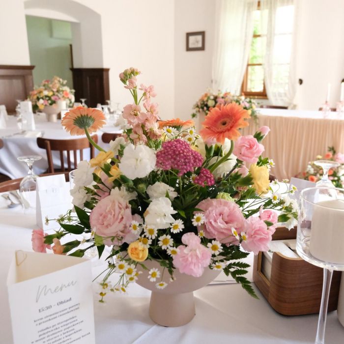 KOD 530<br><strong>OSŁONKA BEŻOWA</strong><br>Wymiary: 16h cm <br>Ilość na stanie: 20<strong><br>Cena wypożyczenia: 15 zł</strong>