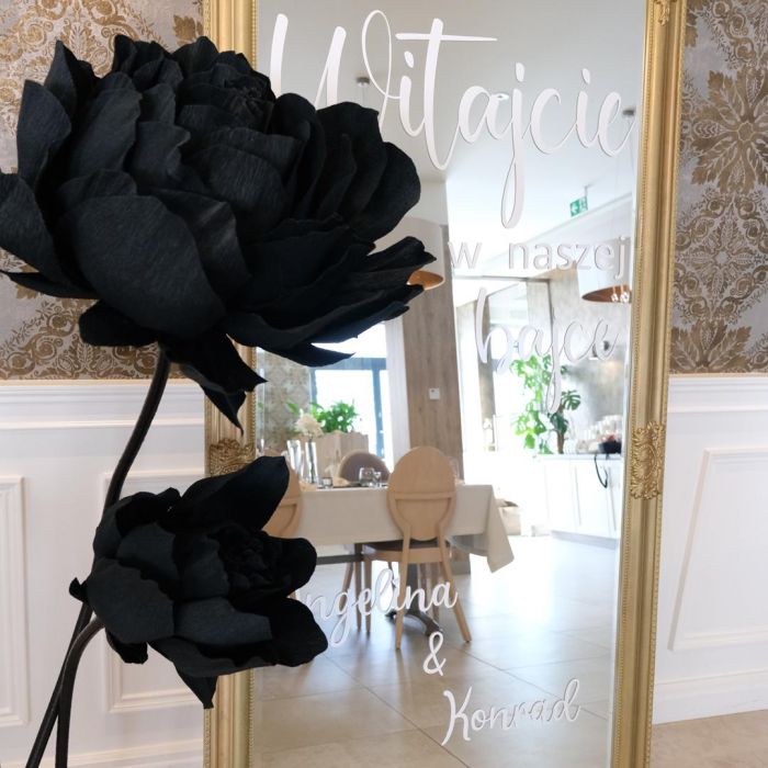 KOD 700<br><strong>KWIATY GIGANTY CZARNE 3 szt</strong><br> w zestawie z podstawą<br>Wymiary: duży, średni, pąk<br>Ilość na stanie: 3 komplety*</strong><br><strong>Cena wypożyczenia:  150 zł</strong><br>* możliwa większa ilość