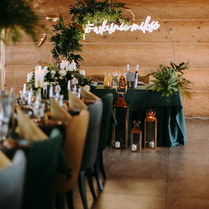 <strong>LEDON</strong><br><strong>To właśnie miłość</strong><br>wymiary: 40 cm x 140 cm<br><strong>Cena wypożyczenia: 250 zł</strong>