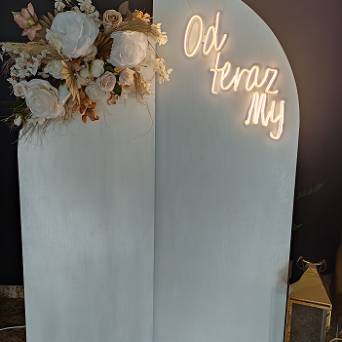 <strong>LEDON<br>Od teraz My<br></strong>wymiary: każdy wyraz oddzielny<br><strong>Cena wypożyczenia: 200 zł</strong>