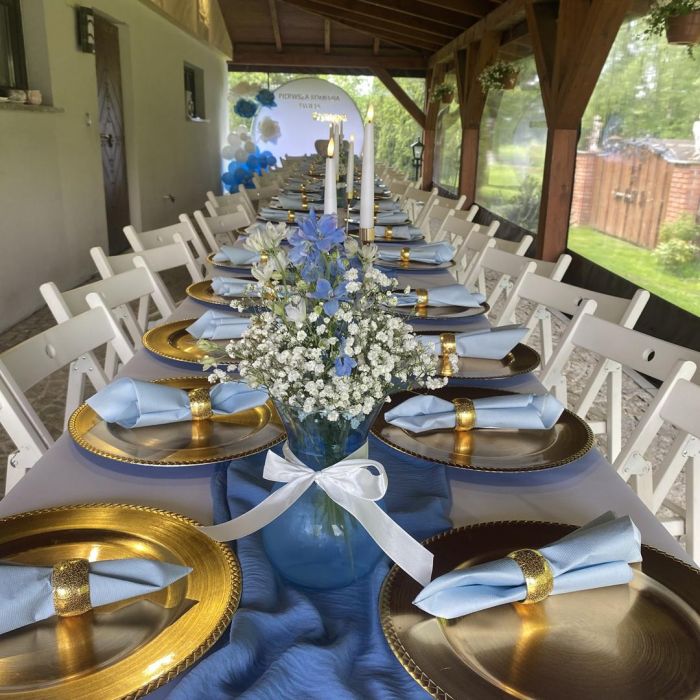 KOD 173<br><strong> WAZON NIEBIESKI</strong><br>Wymiary: 18 h  cm<br><strong>Ilość na stanie: 5</strong><br><strong>Cena wypożyczenia:  7 zł</strong>