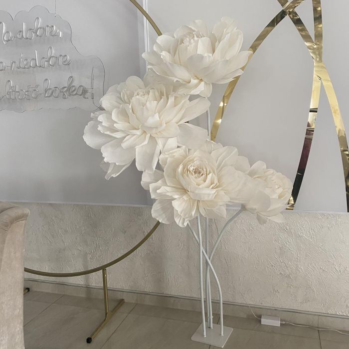 KOD 701<br><strong>KWIATY GIGANTY BIAŁE 3 szt</strong><br> w zestawie z podstawą<br>Wymiary: duży, średni, pąk<br>Ilość na stanie: 3 komplety*</strong><br><strong>Cena wypożyczenia:  150 zł</strong><br>*możliwa większa ilość