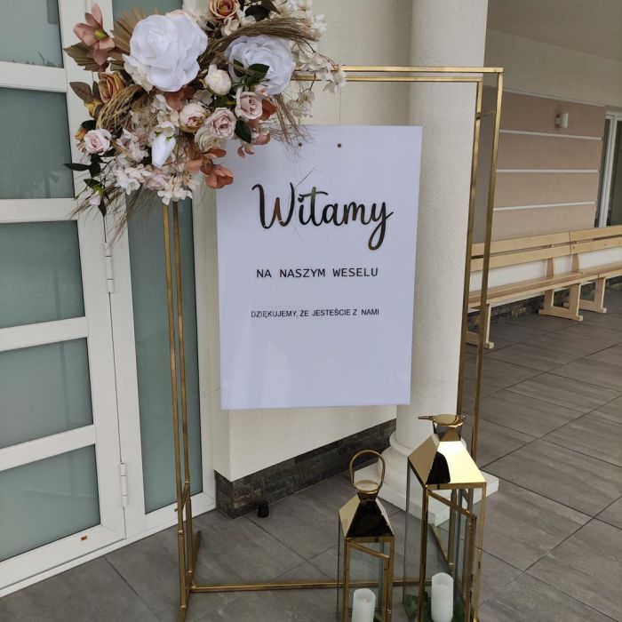 KOD 470<br><strong>TABLICA POWITALNA<br>w komplecie z ramą</strong><br>Wymiary: 100 x 160 cm<br><strong>Ilość na stanie: 1</Strong><br><strong>Cena wypożyczenia: 100 zł</strong>