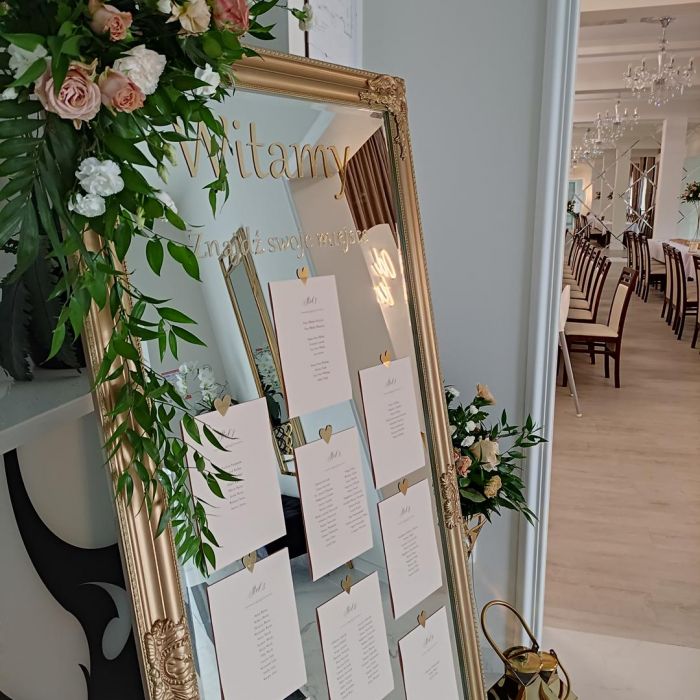 KOD 450<br><strong>LUSTRO ZŁOTE<br> komplecie ze sztalugą</strong><br>Wymiary: 72 x 160 cm<br><strong>Ilość na stanie: 1</Strong><br><strong>Cena wypożyczenia: 100 zł</strong>