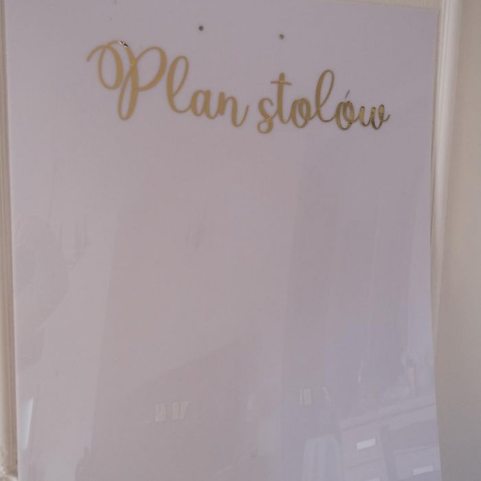 KOD 453<br><strong>TABLICA BIAŁO-ZŁOTA</strong><br>Plan stołów</strong><br>Wymiary: 70 x 100 cm<br><strong>Ilość na stanie: 1</Strong><br><strong>Cena wypożyczenia: 25 zł</strong>