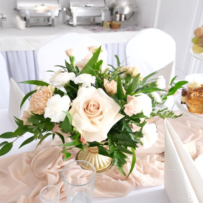 KOD 531<br><strong>OSŁONKA ZŁOTA METALOWA</strong><br>Wymiary: 13h cm <br>Ilość na stanie: 8<br>*możliwa większa ilość<strong><br>Cena wypożyczenia: 10 zł</strong>