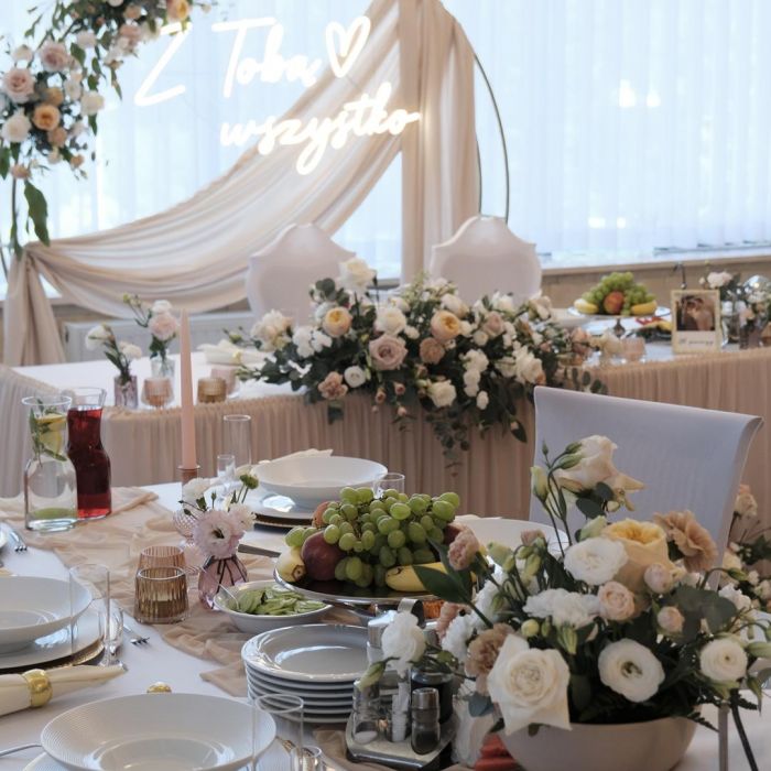 KOD 669<br><strong>MATERIAŁ BEŻOWY</strong><br>Wymiary: 140 x 600 cm<br>Ilość na stanie: 1</strong><br><strong>Cena wypożyczenia:  40 zł</strong>