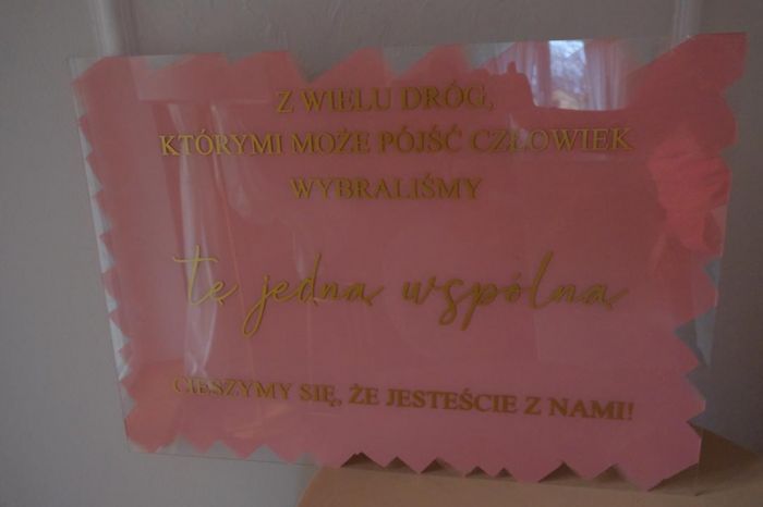 KOD 481<br><strong>TABLICA POWITALNA <br>różowa</strong><br>Wymiary: 50 x 70 cm<br><strong>Ilość na stanie: 1</Strong><br><strong>Cena wypożyczenia: 20 zł</strong>