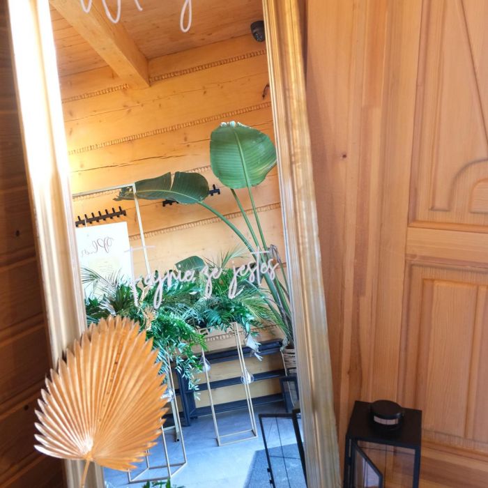 KOD 477<br><strong>LUSTRO POWITALNE<br></strong>w komplecie ze sztalugą<br>Wymiary: 78 x 180 cm<br><strong>Ilość na stanie: 1</Strong><br><strong>Cena wypożyczenia: 160 zł</strong>