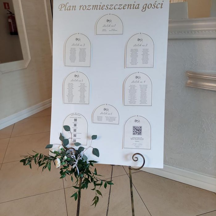 KOD 452<br><strong>TABLICA BIAŁO-ZŁOTA</strong><br>Wymiary: 70 x 100 cm<br><strong>Ilość na stanie: 1</Strong><br><strong>Cena wypożyczenia: 25 zł</strong>