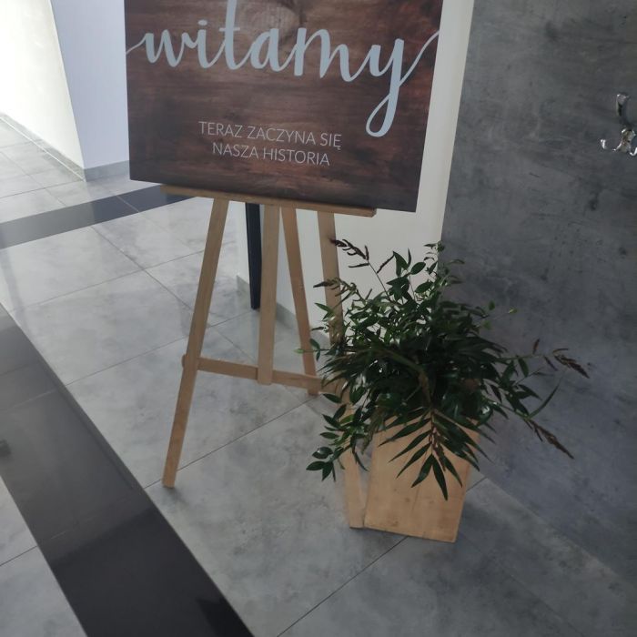 KOD 478<br><strong>TABLICA POWITALNA RUSTYKALNA</strong><br>Wymiary: 50 x 70 cm<br><strong>Ilość na stanie: 1</Strong><br><strong>Cena wypożyczenia: 20 zł</strong>