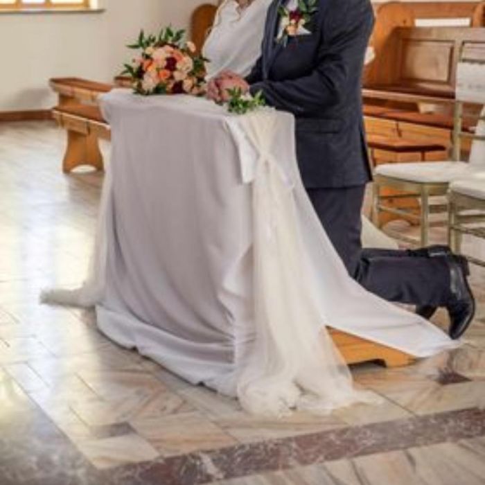 KOD 662<br><strong>POKROWIEC BIAŁY NA KLĘCZNIK</strong><br>Wymiary: 155 x 150 cm<br>Ilość na stanie: 2</strong><br><strong>Cena wypożyczenia:  20 zł</strong>